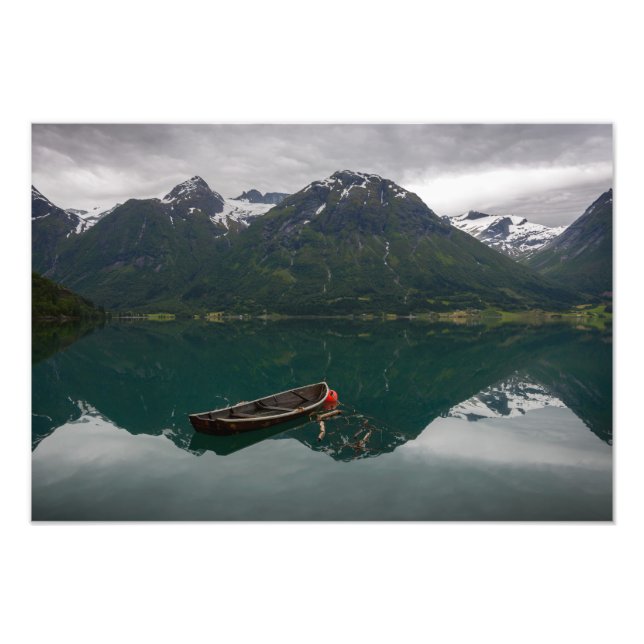 Viejo bote de remos con foto de reflexión de monta (Frente)
