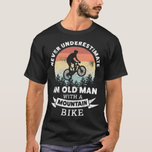 Viejo con camiseta de ciclismo de geek de montaña
