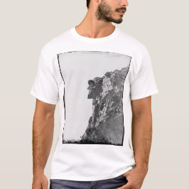 Viejo en la camiseta de la montaña