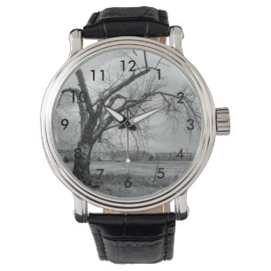 Viejo reloj de pulsera en escala de grises de árbo