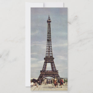 Viejos turistas viajando por la Torre Eiffel de Pa