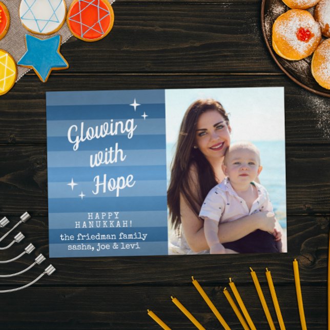 Viendo con esperanza la tarjeta de fotos de Hanukk (Subido por el creador)