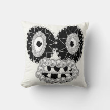 Viendo la almohada de sofa en blanco y negro