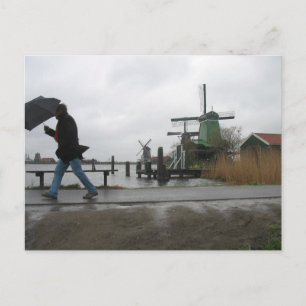 Viento y lluvia en la postal de molinos de viento 