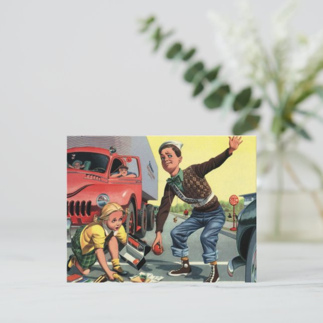 Vigilante de seguridad antiguo ayudando a una niña (Anverso de pie)