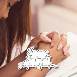 Vino, peleó con el pegatina de la laptop