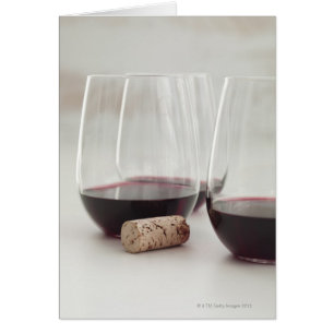 Vino rojo con gafas sin tallo