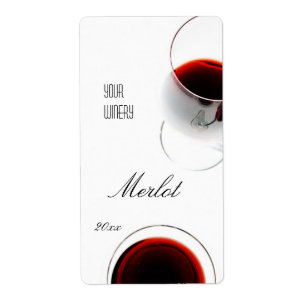 Vino rojo en una etiqueta de vino de vidrio