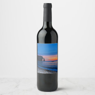 Vino y etiquetas de vino esparcido