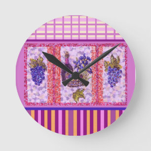 Vino Y Uvas Con Reloj De Muro De Tiras Y Plata