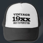 Vintage Ageto a la perfección gorra de cumpleaños<br><div class="desc">Vintage Ageto a la perfección gorra de cumpleaños para hombres. Cita divertida con el año de nacimiento de un personalizado. Tipografía de Guay. Humor de edad para la 30.ª 40.ª 50.ª fiesta de cumpleaños número 90. 70.ª 80. Cuta idea de regalo personalizada para el papá de la colina, padre, tío,...</div>
