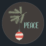 Vintage Christmas Ornament Black Sellos para sobre<br><div class="desc">Selle sus tarjetas de Navidades con estilo con estos pegatinas redondos que hacen grandes sellos para sobres. Cuentan con un ilustracion de estilo simple de un adorno vintage de Navidad en rojo y crema colgando de un árbol verde sabio con un fondo negro con "Paz" o tu propio mensaje escrito...</div>