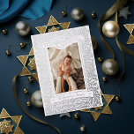 Vintage Happy Hanukkah Holiday Tarjeta de Relieve<br><div class="desc">Banner de Relieve metalizado real Happy Hanukkah con ramas ilustradas enmarcando una foto de retrato. Elija el color de su Relieve metalizado: oro,  oro plateado o rosa,  y color de fondo. Añade más fotos al fondo o escribe un mensaje.</div>