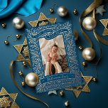 Vintage Happy Hanukkah Holiday Tarjeta de Relieve<br><div class="desc">Banner de Relieve metalizado real Happy Hanukkah con ramas ilustradas enmarcando una foto de retrato. Elija el color del marco,  capa svg. Elija el color de su Relieve metalizado: oro,  oro plateado o rosa,  y color de fondo. Añade más fotos al fondo o escribe un mensaje.</div>
