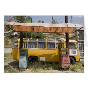 Vintage Van amarillo y vieja gasolinera de la