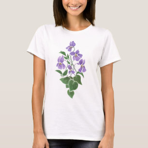 Violetas de malva pálida en camiseta blanca de man