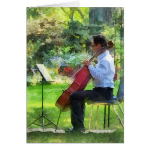 Violoncelista en el jardín