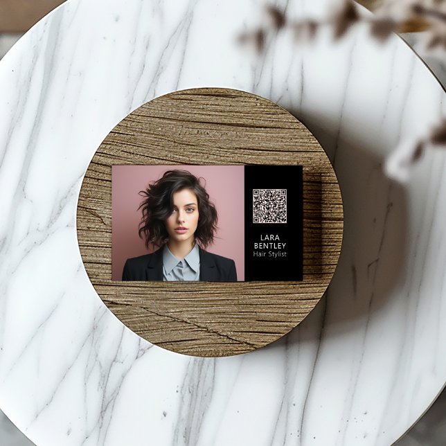 Visita Hair stylist social media tarjeta de negocios QRco (Hair stylist business card with a portrait style photograph, name and QR code on a black background)