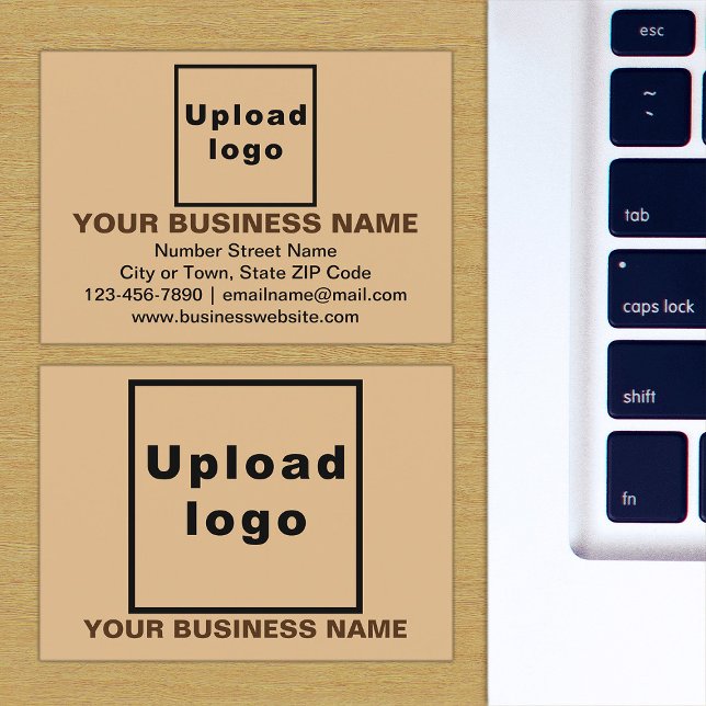 Visita Marca comercial en tarjeta de pequeño rectángulo m (The front and back of the light brown business card with your brand)