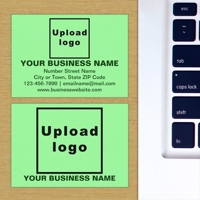 Visita Marca comercial sobre una pequeña tarjeta de rectá (The front and back of the light green business card with your brand)