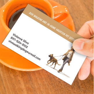Visita Mascota de paseos de perro sentado en tarjeta de v