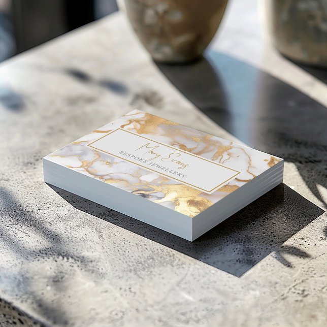 Visita Tarjeta de negocios con efecto de mármol blanco y  (This unique card features a luxury white and gold pattern.)