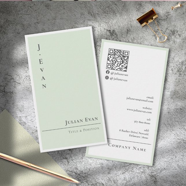 Visita Tarjeta de presentación con código QR escaneable v (Modern Clean Chic Sage Green Scannable QR Code Business Card)