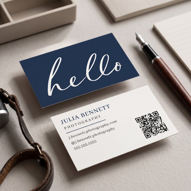 Visita Tarjeta de Presentación con Letra "Hola" Moderna (Simulated business cards on table)
