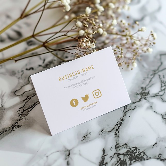 Visita Tarjeta de presentación de iconos sociales en blan (White business card with gold text, minimalist contact details, and social media icons.)