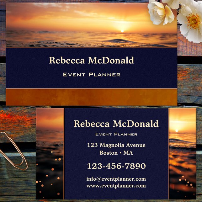 Visita Tarjeta de presentación de planeamiento de eventos (Business card featuring a sunset at the ocean with light sparkles - event planner or wedding planner)