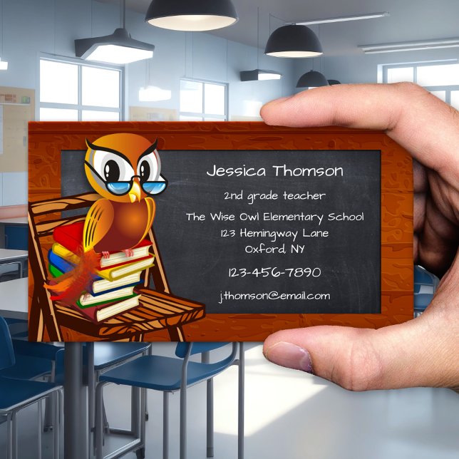 Visita Tarjeta de presentación de profesora de pizarra de (Business card featuring a cartoon owl on a pile of books. Great for a teacher or substitute teacher.)