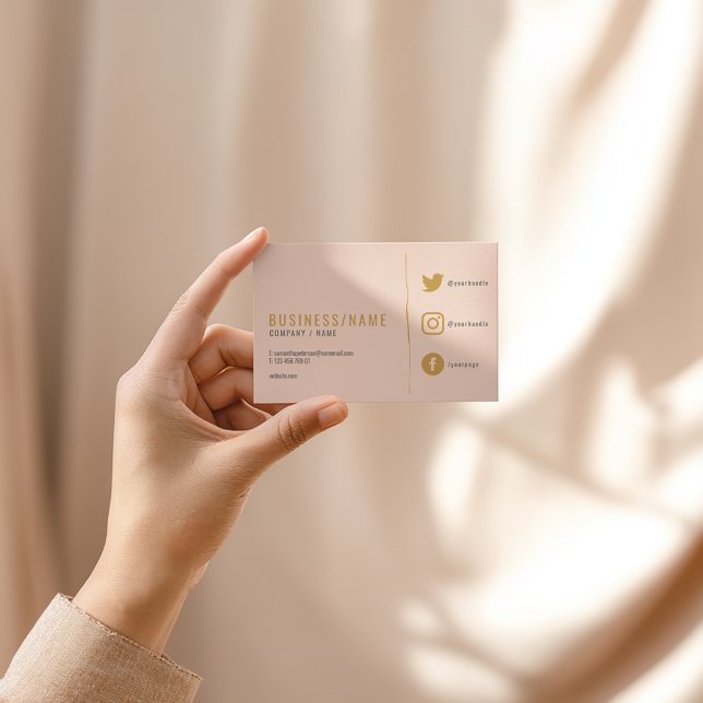 Visita Tarjeta de presentación empresarial sutil de color (Soft pink business card with bold gold text and social media icons)