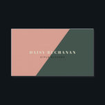 Visita Tarjeta de presentación en bloque de estilo rosa y<br><div class="desc">Esta elegante y moderna tarjeta de visita le da nombre en un color amarillo claro con un fondo geométrico de color rosa rosa y verde oscuro del bosque. En el reverso aparece tu nombre, título, información de contacto e iconos sociales con un fondo de color verde profundo del bosque. Cambie...</div>