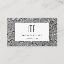 Tarjeta de presentación metálica plateada con mono