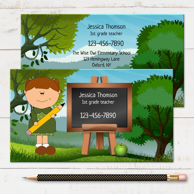Visita Tarjeta de presentación para profesores de pizarra (A cute whimsical business card for a teacher in cartoon style in green nature with an apple)