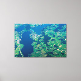 Vista aérea: arte de lienzos de tierra azul con pl