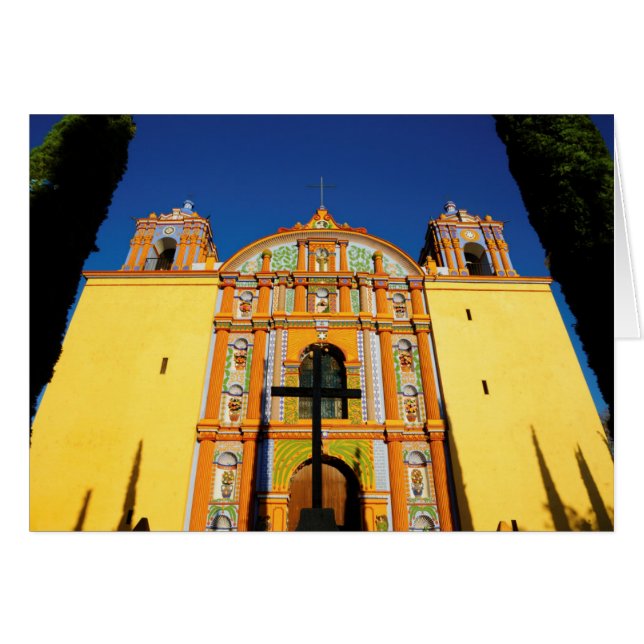 Vista De Bajo Ángulo De La Iglesia Ornata Amarilla (Anverso (Horizontal))