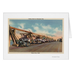 Vista de barcos pesqueros en muelle municipal