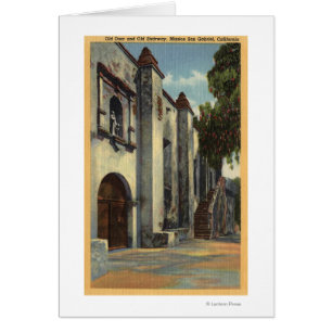 Vista de las puertas y escaleras de la Misión