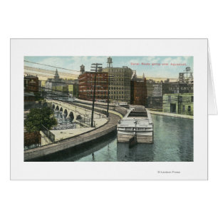 Vista de los barcos del Canal que cruzan el acuedu