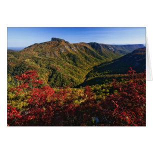 Vista de otoño del desfiladero de Linville a menud