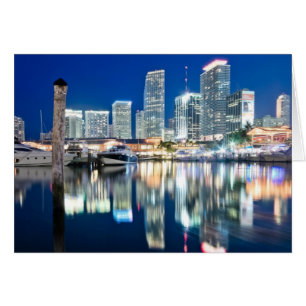 Vista del horizonte con la reflexión en el agua,