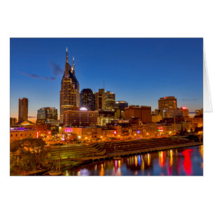 Vista del horizonte de la ciudad al anochecer