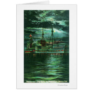 Vista iluminada por la luna del hotel de la nave