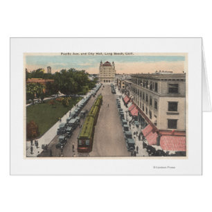 Vista la avenida y ayuntamiento pacíficos