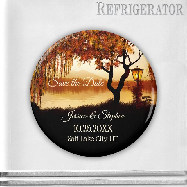 Vista Lago del Árbol Otoño Guardar el imán de fech (A fall Save the Date magnet featuring a colorful autumn tree and festive lantern overlooking a lake.)