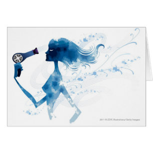 Vista lateral de la mujer que hace el brushing el