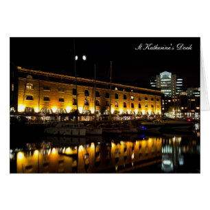 Vista nocturna de St Katherines Dock Londres