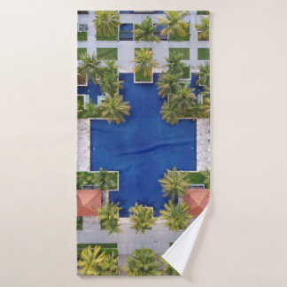 Vistas aéreas a la piscina rodeada de palmeras