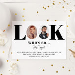 Vistazo a quién es la invitación a la foto del cum<br><div class="desc">Esta invitación única para la fiesta de cumpleaños número 60 es perfecta para cualquier fiesta de cumpleaños. Reemplace las fotos con una de sus propias fotos de infancia y actuales y personalizar el texto a su gusto. La edad puede cambiarse a tu edad. La parte posterior de la tarjeta es...</div>